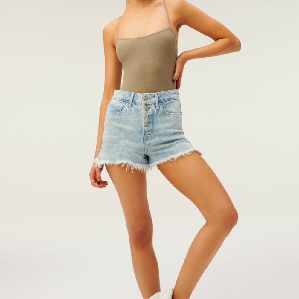 Good American Bombshell Short Exposed Button In Light Blue Frayed NWT Size 15